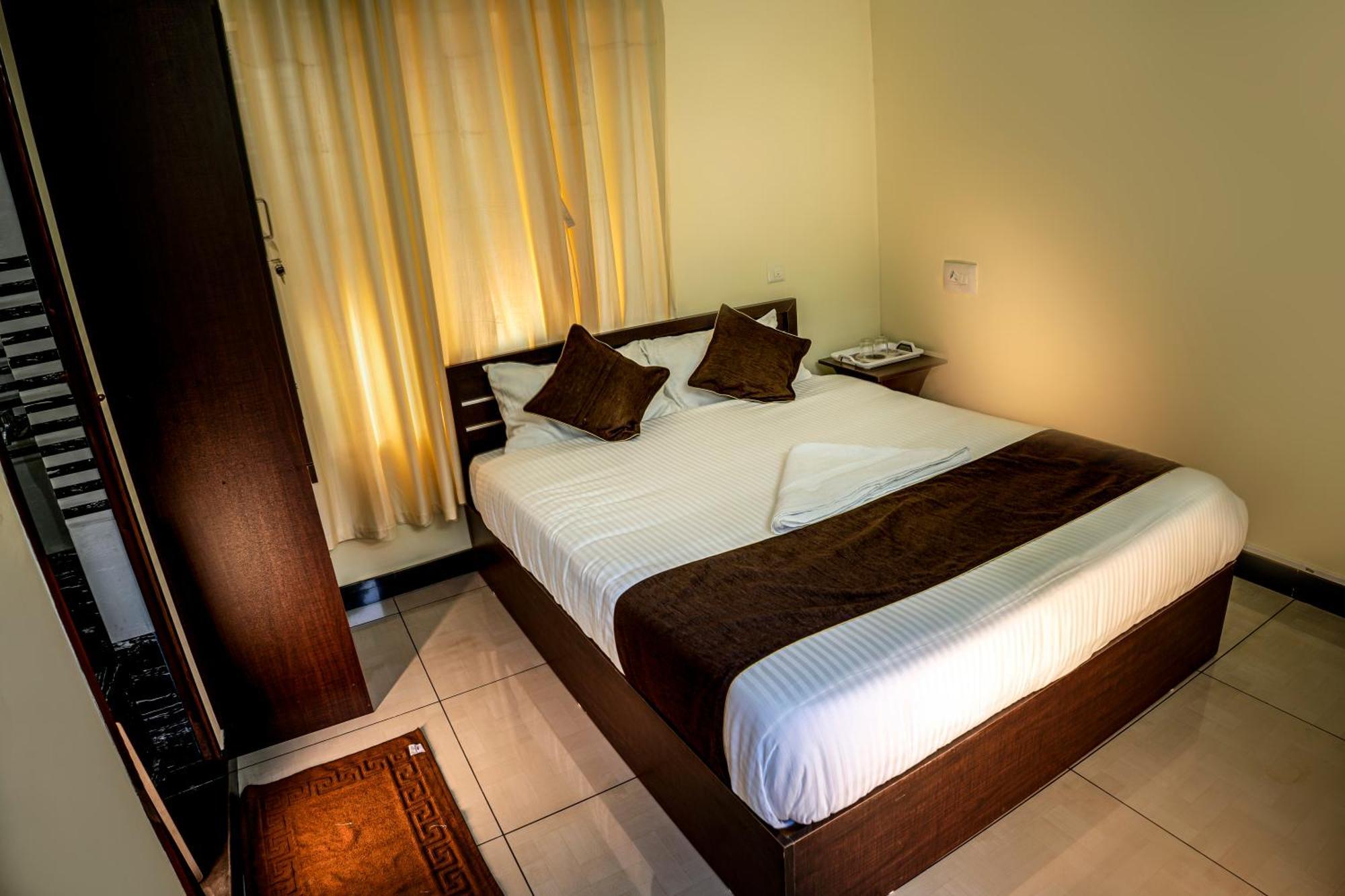 Akr Residency Hotel Kazhakuttam Exterior foto