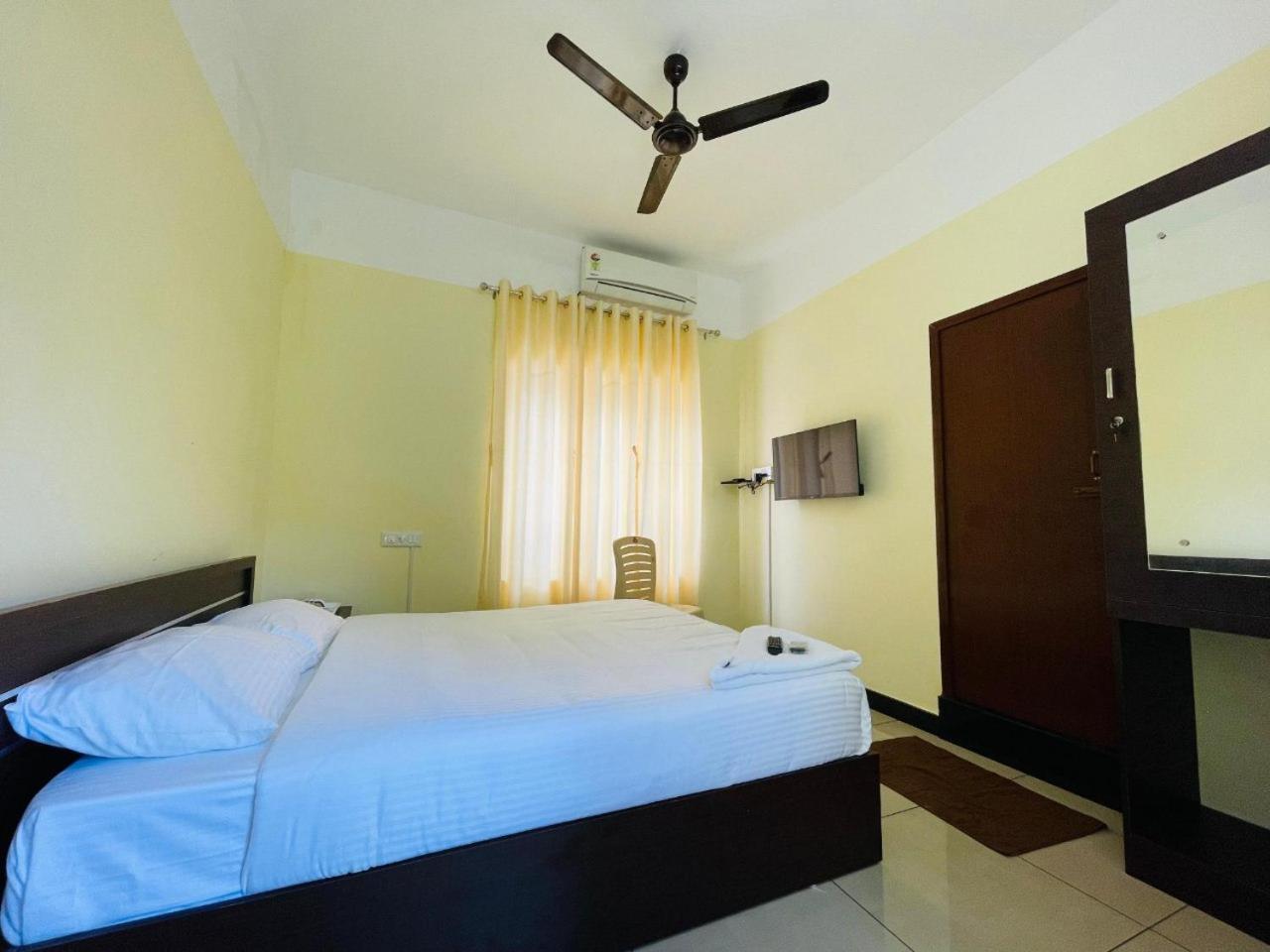 Akr Residency Hotel Kazhakuttam Exterior foto